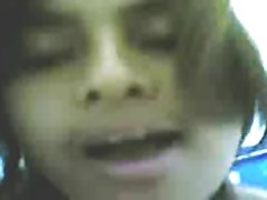 казашки порнографија Ставио канту између ногу и писая је почела да га попуни