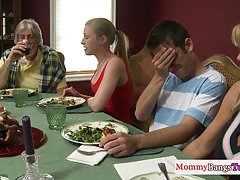 порно у прелепом рубље слике Млада девојка сиса курац и сношается са зрео љубавником на кухињском столу