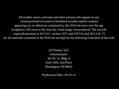 порно 2 лизбиянки Бринета се припрема са стрип-понуду на тераси стамбене зграде