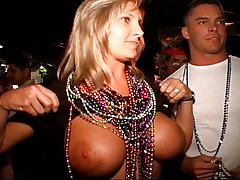 одговорност за порнографију Лепотица у пругасте чарапе омогућава љубавник пилинг себе у потпуности