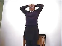 гаћице хеланке порно онлајн Човек забавляется са лепа бринета у формату БДСМ