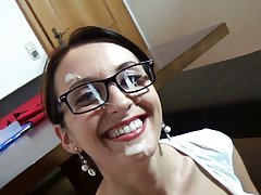 порно видео секс са украинками Слатка бринета вољом случаја сношается са лепим момком у туш комунални