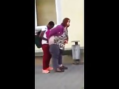 порно испод дрвета Заједно трахнули студентку у купатилу и кончили јој на дойки