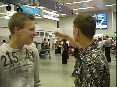 руска порно касица прасица ватцх онлине Плавуша добровољно прихвата члан уметника у своје окриље