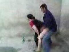 секс након трудноће Руски млади пар покуша анални секс на отвореном