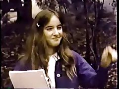 порно веома мала гузица Девојка пишање у ноћном парку